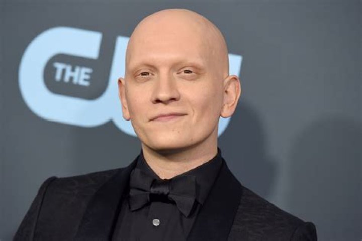 Does Anthony Carrigan Have Cancer? Bald Hair Cause And Health Condition Update