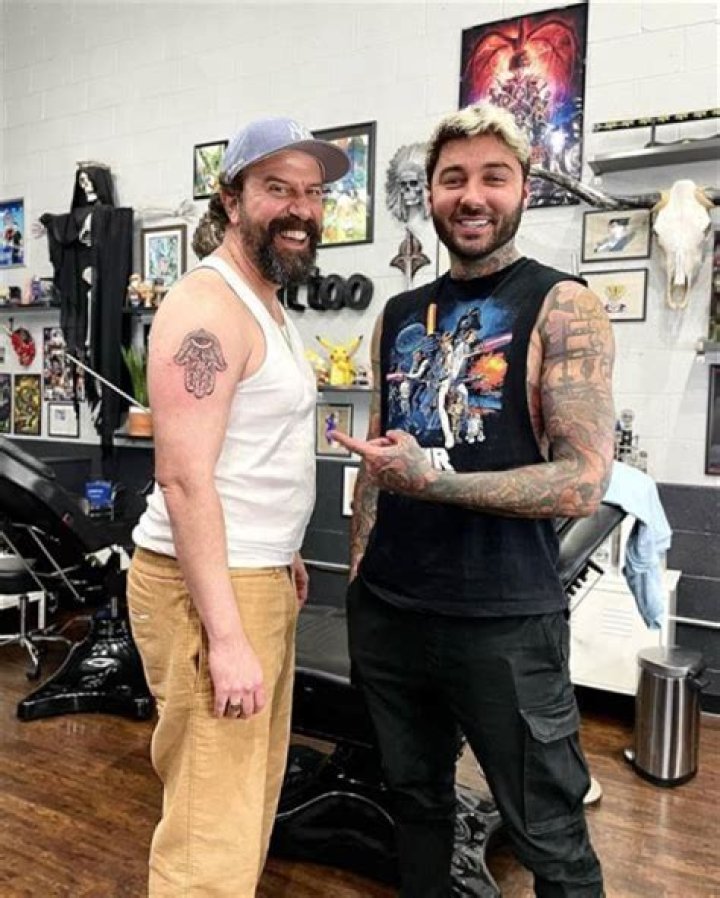 Dustin Diamond: Wife, net worth, tattoos, smoking & body facts