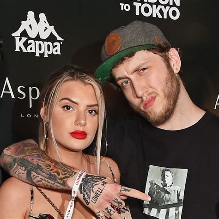 Faze Banks: Girlfriend, net worth, tattoos, smoking & body facts