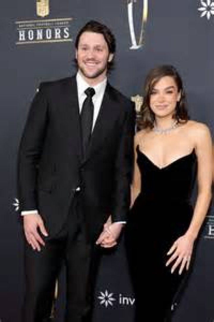 Hailee Steinfeld And Sexuality Gossip, She Is Not Gay: Long List Of Boyfriends Shows It