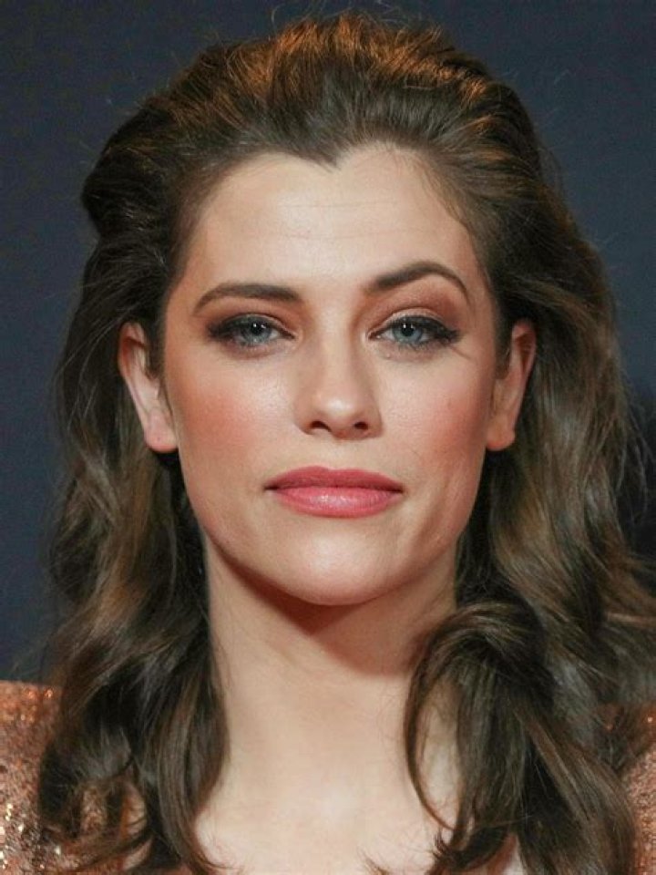 Jessica De Gouw Partner: Meet Sophie Roberts