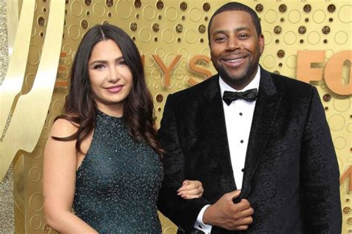 Kenan Thompson: Wife, net worth, tattoos, smoking & body facts